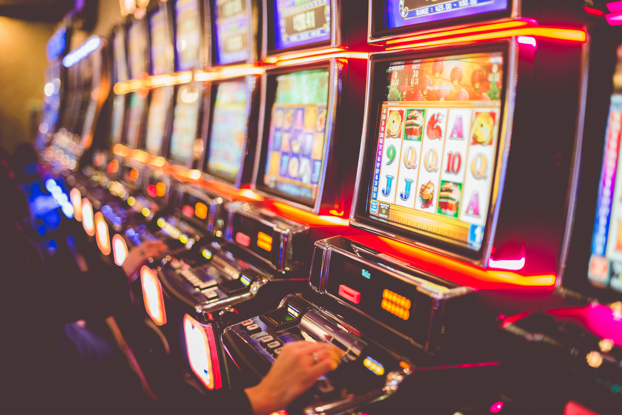 Może grać w blackjacka, a także zasady gry slizing hot i metody skuteczne w grach karcianych
